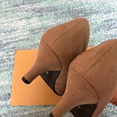 Lirio blanco ALETTA ベージュ スエード パンプスの画像