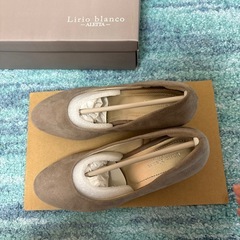 Lirio blanco ALETTA ベージュ スエード パンプスの画像