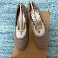 Lirio blanco ALETTA ベージュ スエード パンプスの画像