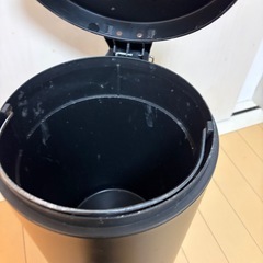 黒ゴミ箱の画像
