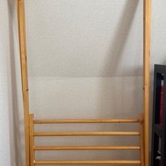 パイン材の折りたたみ式ハンガーラックの画像