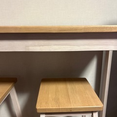 ハイテーブルとハイチェア2脚のセットの画像