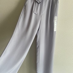 ライトグレー ワイドパンツ Mサイズ リボン付きの画像