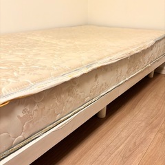 【あげます】シングルベッド マットレス付き シングル すのこベッド高さ2段階　天然木スノコベッド SRNSWH 高さ調整 天然木パイン材 高さ調節 ローベッド木製シンプル耐荷重200kg ナチュラルホワイトの画像