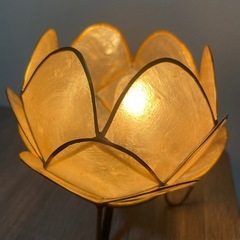 フラワーテーブルランプの画像