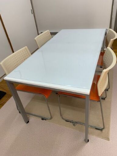 事務用テーブルと椅子