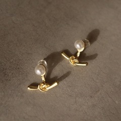 ajiro accessory パールリボンピアスの画像
