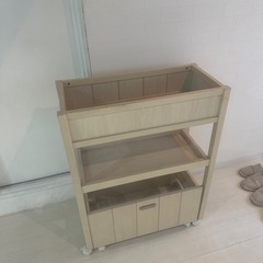 キャスター付き収納家具の画像