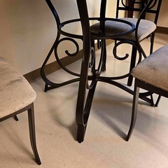 ダイニングテーブルとイス2脚　(代理)の画像