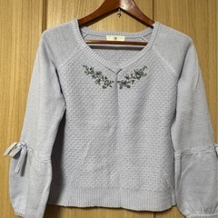 ライトブルー 刺繍入り ニットセーターの画像