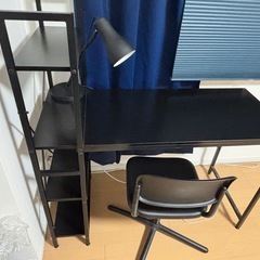 デスクセット(机、椅子、ライト付き)の画像