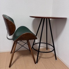 サイドテーブル、チェアのセットの画像