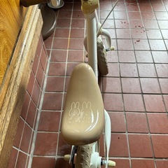 キックバイクとヘルメットの画像