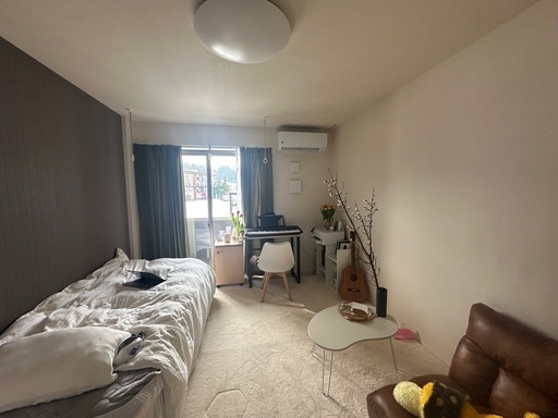 引っ越しのため、部屋の家具・家電をまとめてお譲りします。 テーブル、椅子、電子ピアノ、ハンガーラック、全身鏡などあります