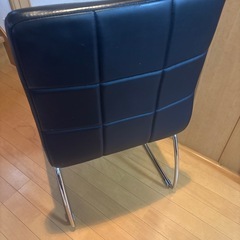 椅子  黒  ひび割れありの画像