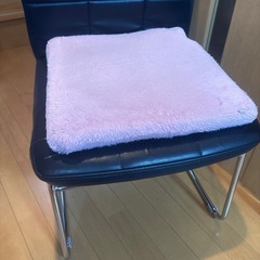 椅子  黒  ひび割れありの画像