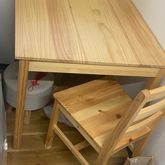 ダイニングテーブルの画像