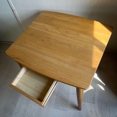 ナチュラル木製デスクの画像