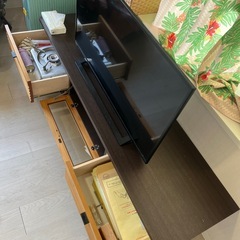 テレビとテレビ棚の画像