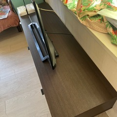 テレビとテレビ棚の画像