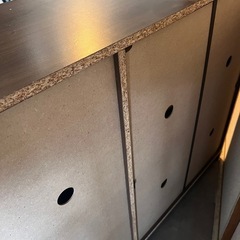 扉付き収納棚の画像