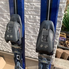 スキー板とストックのセットの画像