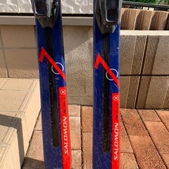 スキー板とストックのセットの画像