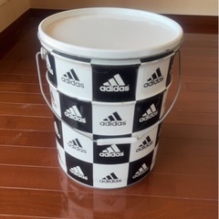 adidas   チェアー缶4つセット
の画像