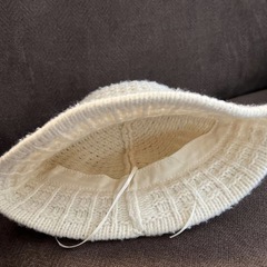 ホワイト ニット バケットハットの画像