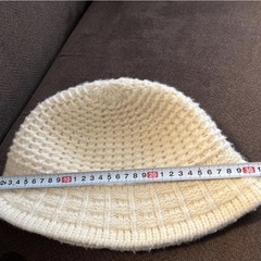 ホワイト ニット バケットハットの画像