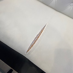 白のエレガントなソファの画像