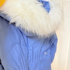 ブルーのロングダウンコートの画像