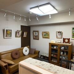 アトリエこうたき美術研究所は中高生から社会人までの基礎を大切にする絵画教室です。新しくなったアトリエはちょうど１年が経ち、居心地の良い空間です。静物、石膏、自画像のデッサンから立体、水彩や油彩、平面構成など取り組みましょう。講師との面談も隣の部屋で受けられます。お茶やコーヒーはいつでも無料。アトリエの空き時間も使うことができ、練習を積んで差をつけましょう。只今春期講習生大募集‼️詳しくはホームページをご覧下さい。の画像