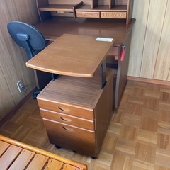 学習机、チェスト、椅子セットの画像
