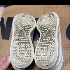 adidas スニーカーの画像