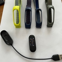 ミーバンド　4 本体　充電器　　ベルト4本の画像