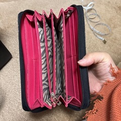 GUESSの財布の画像