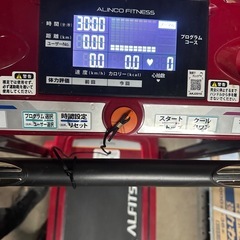 赤いランニングマシンの画像