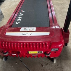 赤いランニングマシンの画像