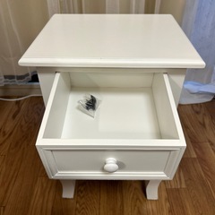 小さなベッドサイドテーブル – 無料、明日15時以降お渡し可能の画像