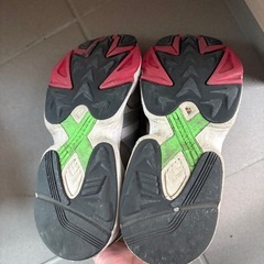 adidasスニーカーの画像