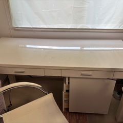 白い机と椅子とチェストの画像