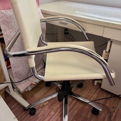 白い机と椅子とチェストの画像