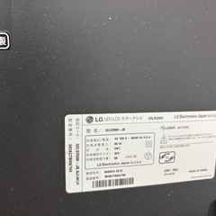 テレビとテレビ台、回転台付きの画像