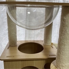 キャットタワーと爪研ぎポールの画像