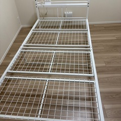 シングルベッドフレーム 白の画像