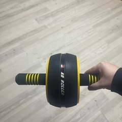 ヨガマットと腹筋ローラーの画像