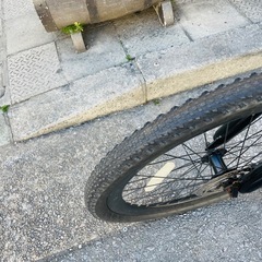 『ＳＡＬＥ　３０％』　美品　クロスバイク　２６インチ　3x7変速　黒　配達可能の画像