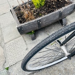 『ＳＡＬＥ　３０％』　クロスバイク　７００ｘ２８ｃ　3x8変速　フレーム　アルミ　黒　配達可能の画像