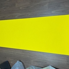 黄色ヨガマットの画像